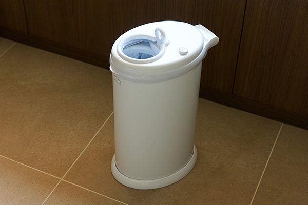 蓋付きゴミ箱の画像