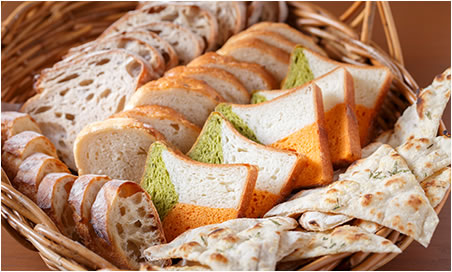 自家製パンから人気ベーカリーまで幅広くラインナップ