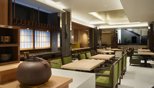 京都の雰囲気に抱かれたレストラン＆ラウンジをご用意。朝食をお楽しみいただけるほか、ご宿泊及びバゲージサービスをご利用のお客様は、ラウンジとしてご利用いただけ、旅の合間を豊かに彩ります。