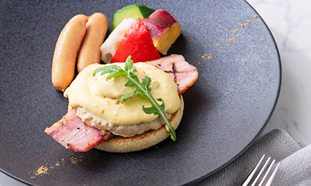 名古屋コーチンとフムスのエッグベネディクト風