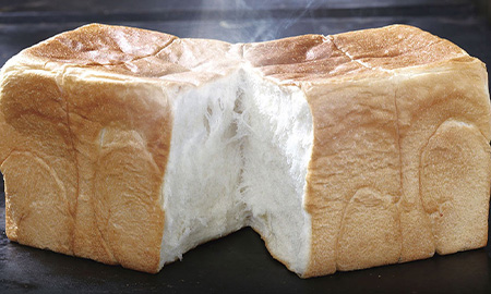 焼きたてパンの写真