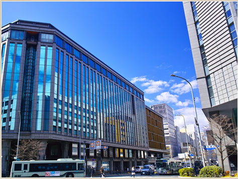 旅行やビジネスにも最適なロケーションでお出迎え。